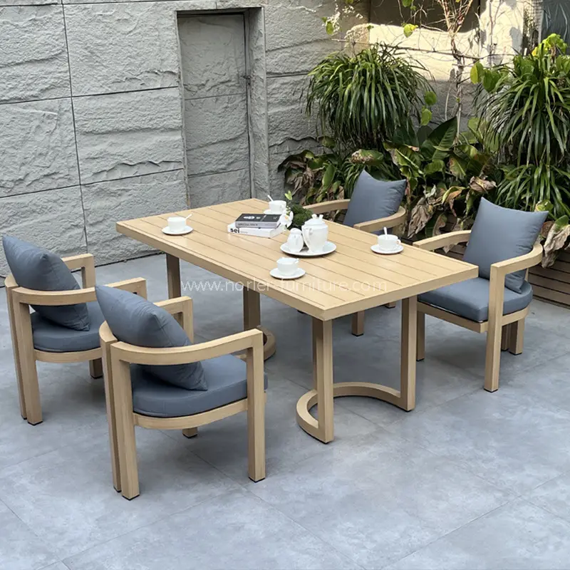 Buiten aluminium frame eettafel en stoel