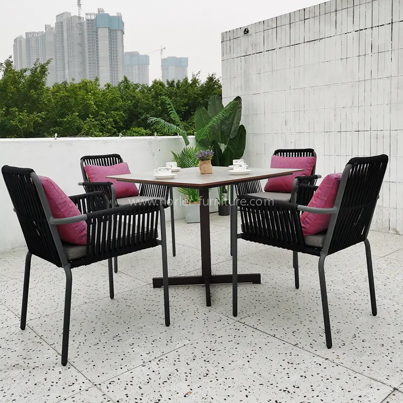 Buiten aluminium frame eettafel en stoelen