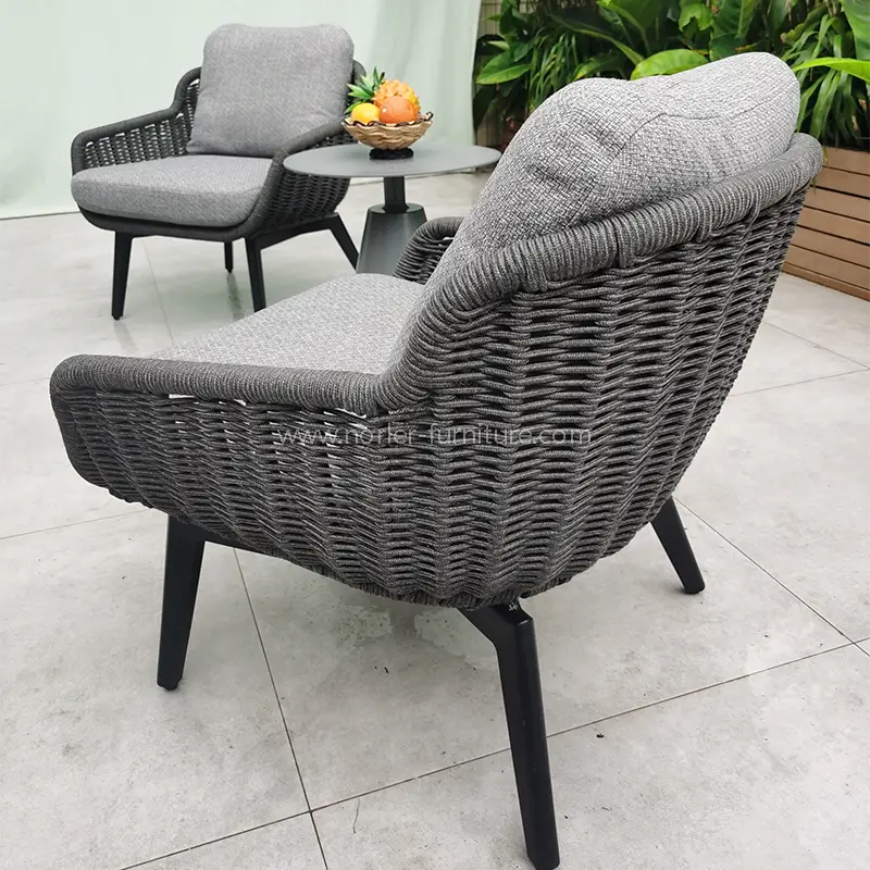 Buitenbalkon handgeweven touwtafel en stoelen