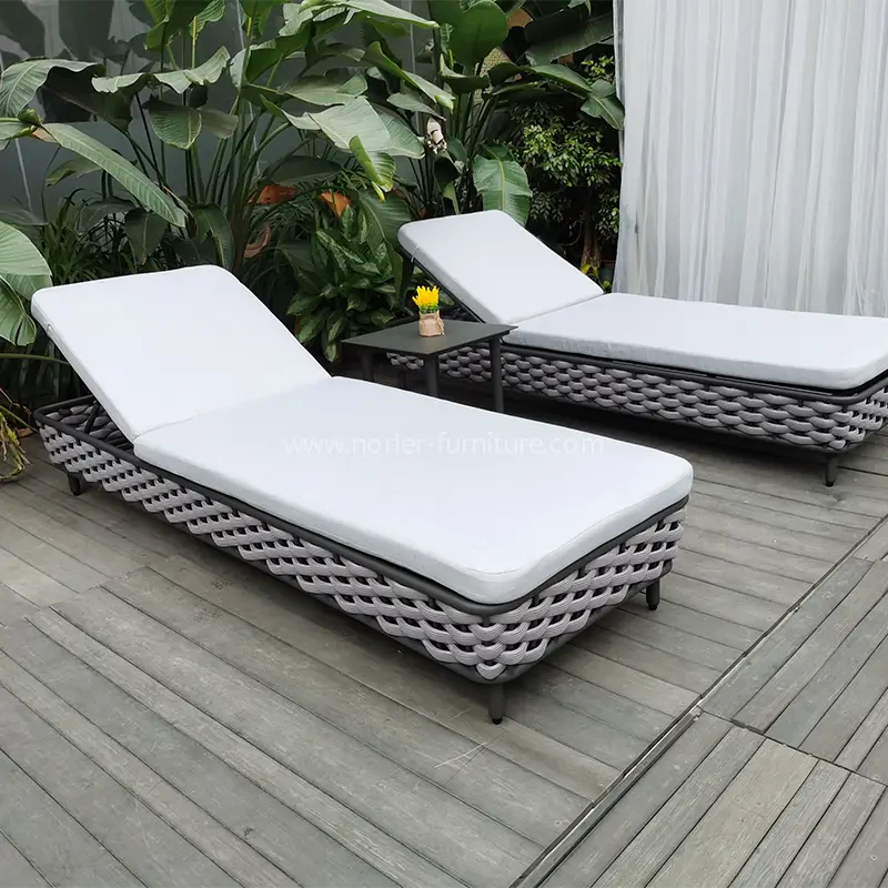 Buiten comfortabele rattan wevende zonnestond