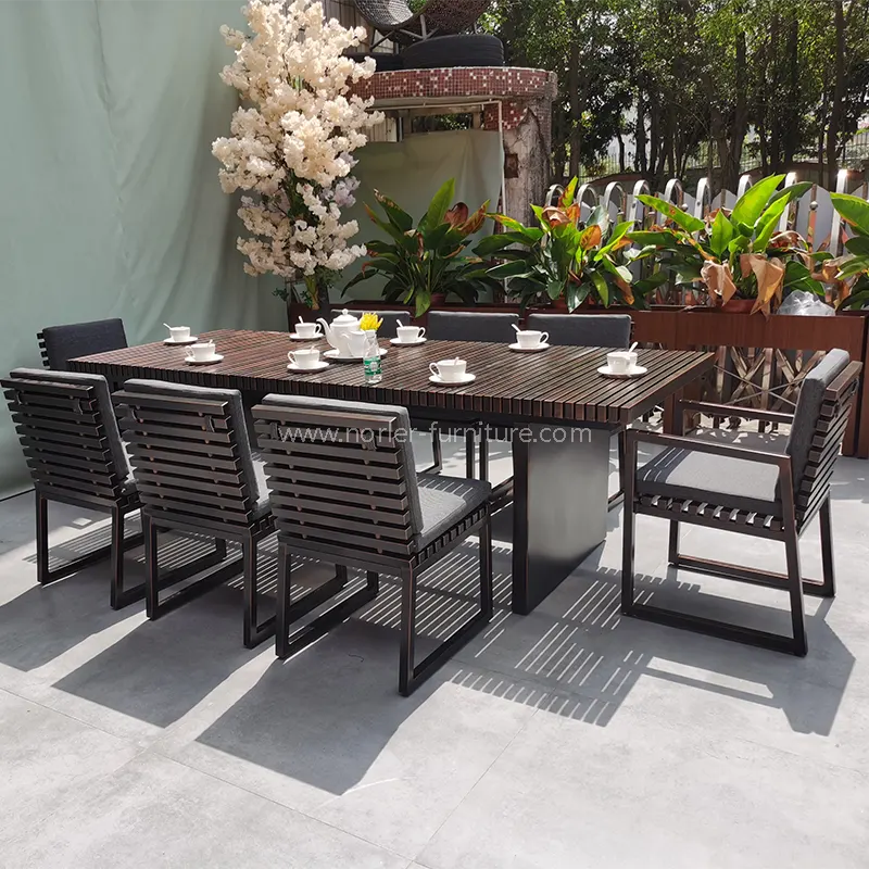 Buiten terrashout korrel aluminium eettafel en stoelen